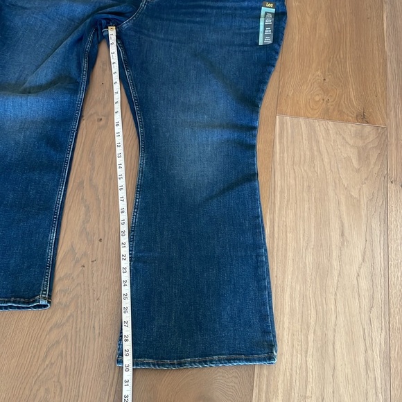 Lee Women's Plus Size Legendary Mid Rise Bootcut Jean NWT Size 26W Medium - Picture 11 of 16